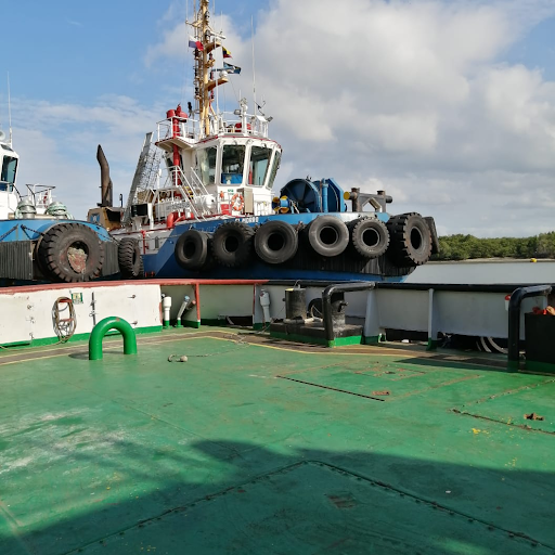 Remolcador El Morro en operación marina